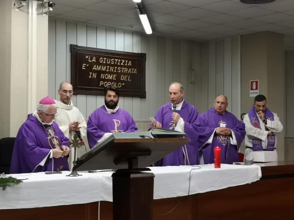 Il Vescovo presso l’aula bunker presiede la concelebrazione eucaristica promossa dal Consiglio dell’Ordine degli Avvocati di Palmi