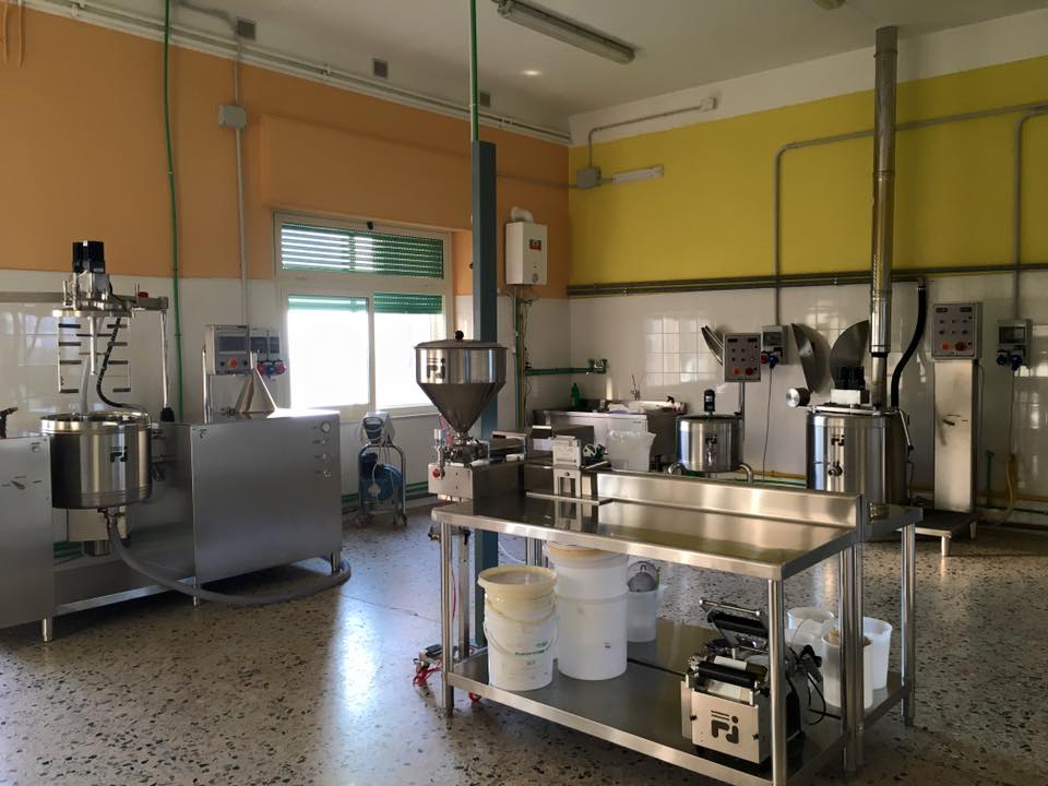 Il Vescovo a Polistena benedice il nuovo laboratorio di EcoBioDermocosmesi