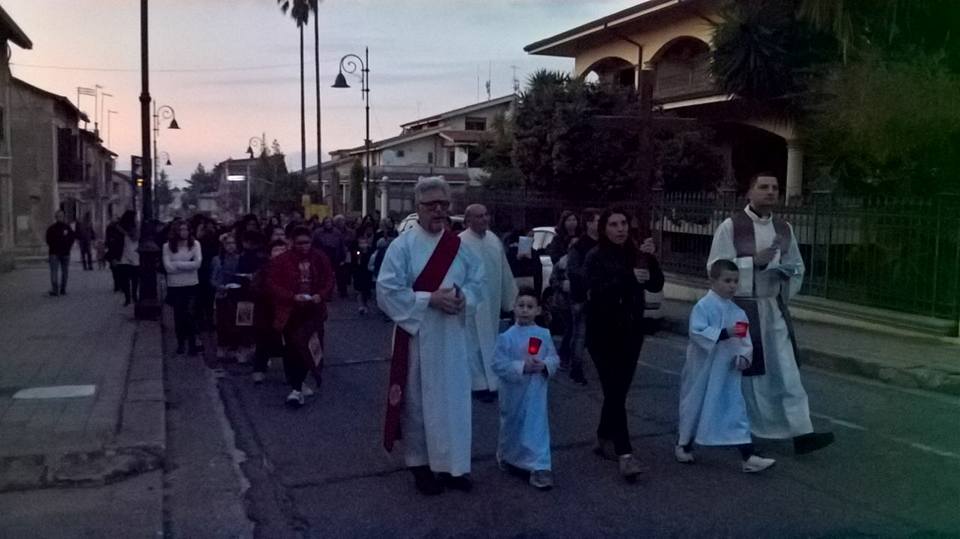 Via Crucis con meditazioni dei bambini sulla guerra nella parrocchia ‘Maria Ss. Addolorata’ di Oppido Mamertina