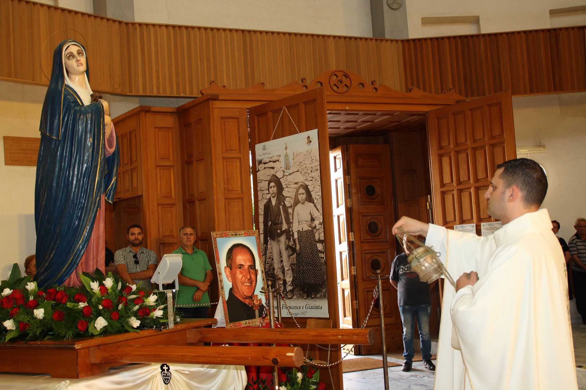 Il dolore nel volto della Madre accanto alla speranza del volto sorridente del beato Puglisi