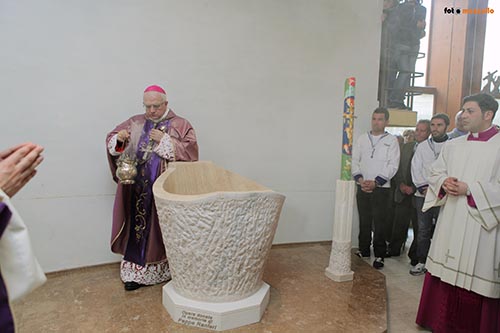 Il Vescovo benedice il Fonte battesimale della Parrocchia Maria SS. di Porto Salvo