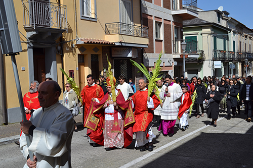 A Oppido Mamertina S.E. Mons. Francesco Milito, Domenica delle Palme, dà inizio ai riti della Settimana Santa
