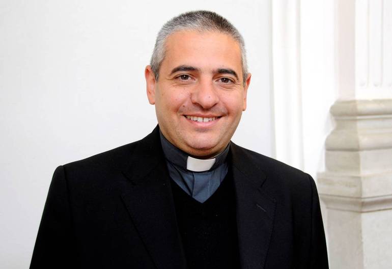 Intervista a don Enzo Gabrieli sul rapporto fake news, vita e Vangelo