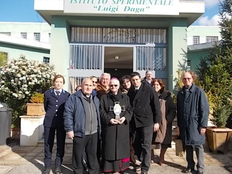 Il Vescovo apre la Porta Santa nell’Istituto penitenziario sperimentale “Luigi Daga” di Laureana di Borrello