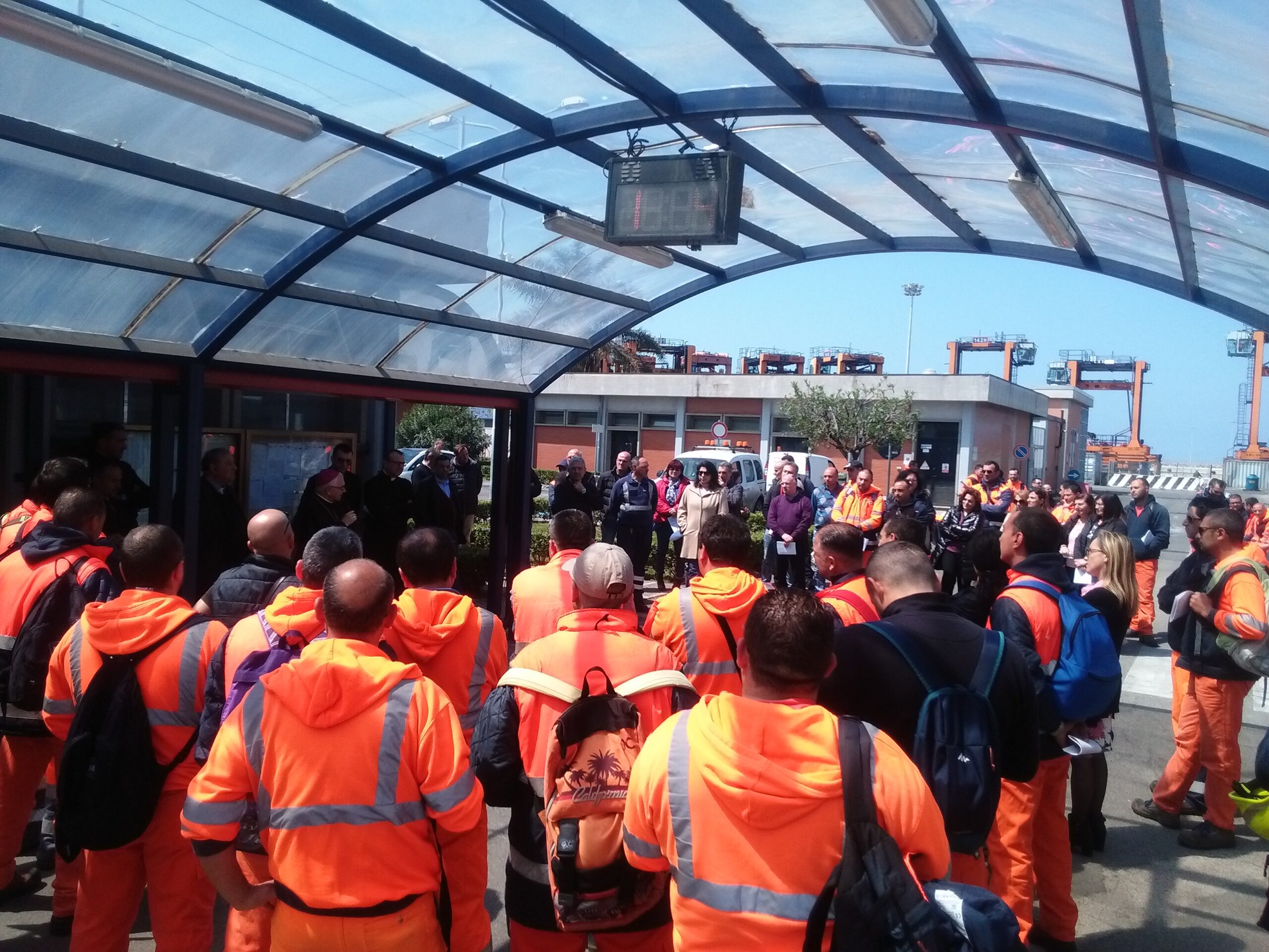 Il Vescovo incontra e prega con gli operai e i dirigenti del Porto di Gioia Tauro