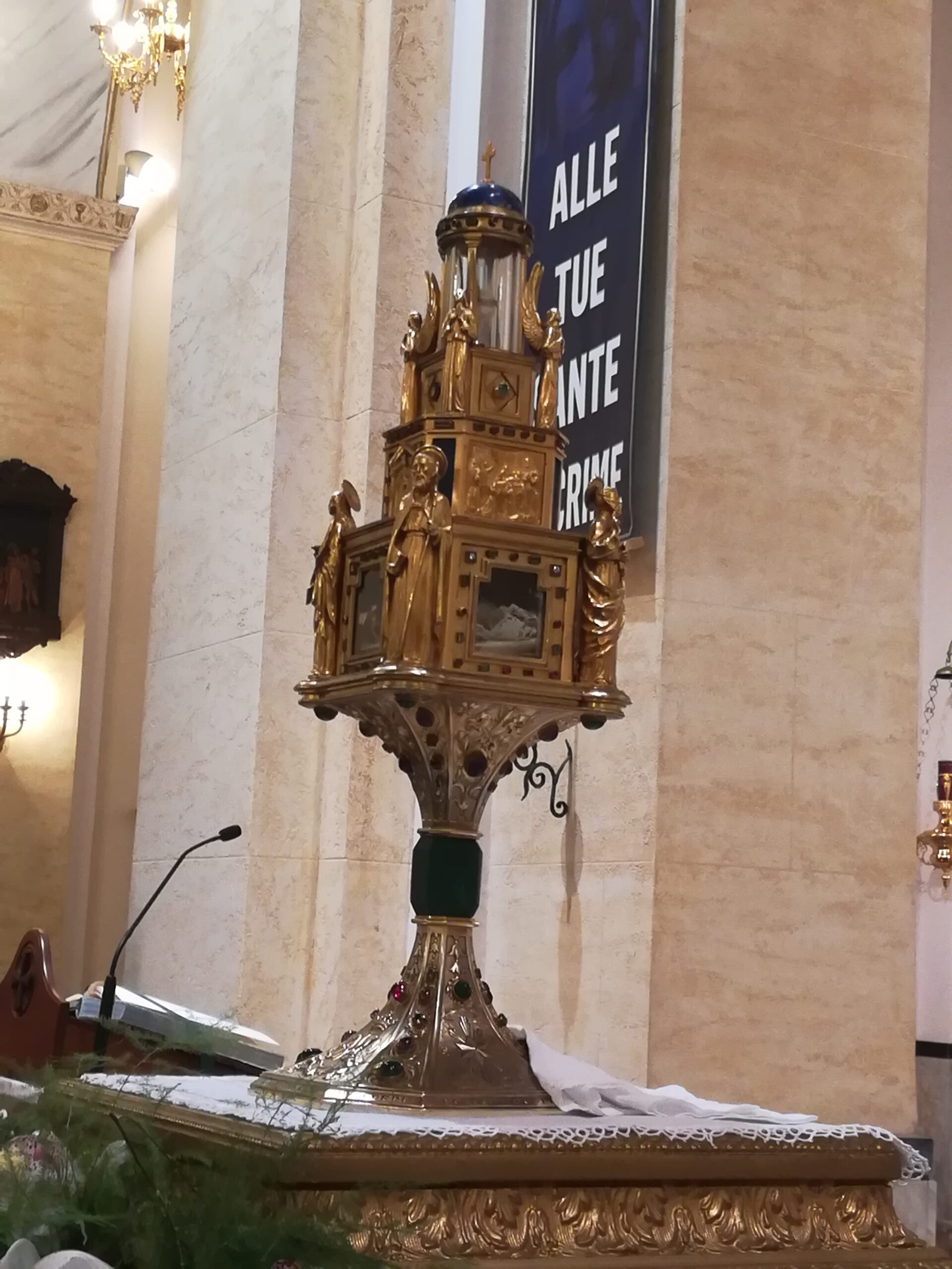 Al Duomo di Gioia Tauro il reliquiario delle Lacrime della Madonna di Siracusa