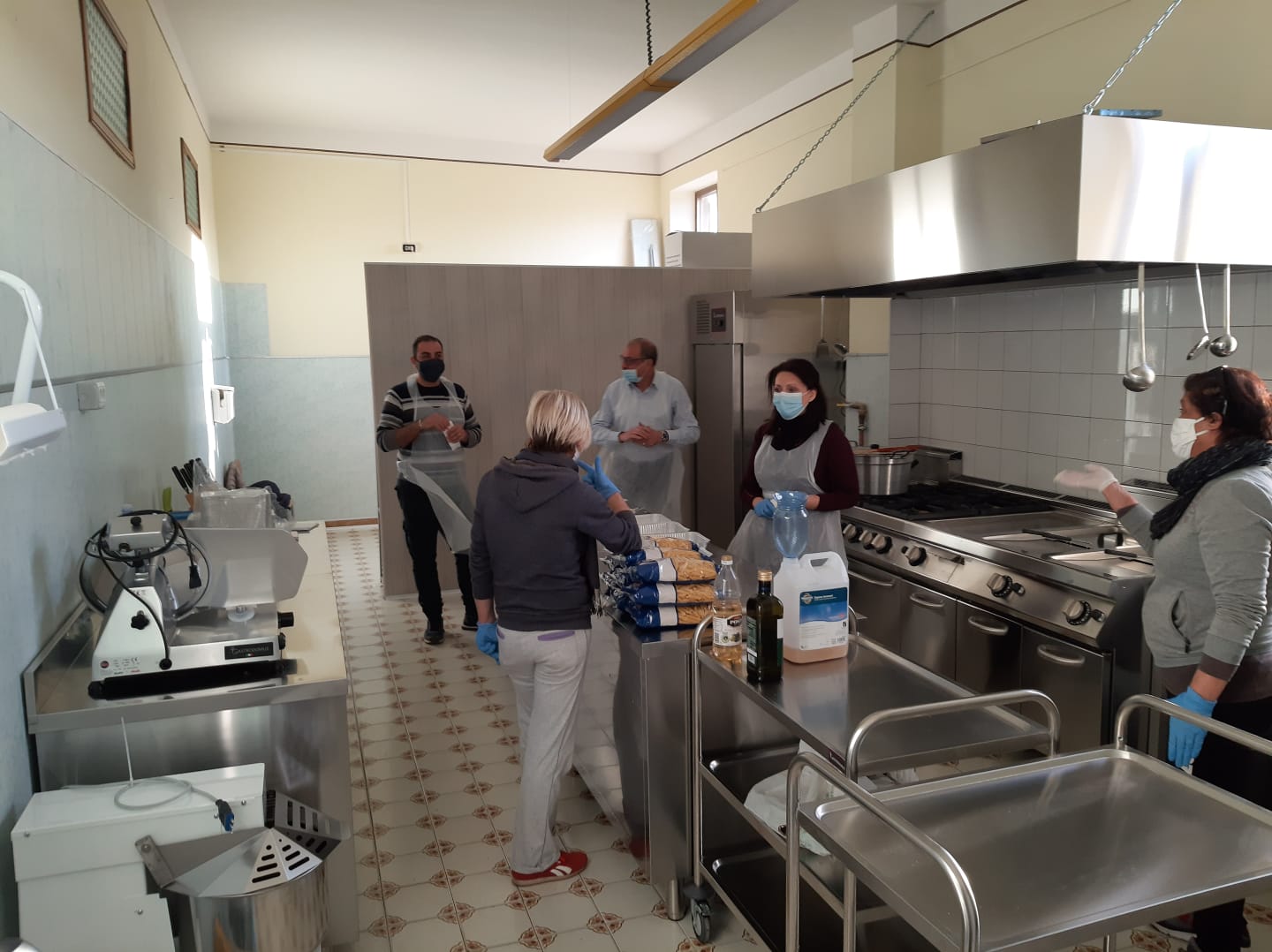 “Ho avuto fame e mi avete dato da mangiare” – Nasce a San Ferdinando la mensa della Caritas Diocesana