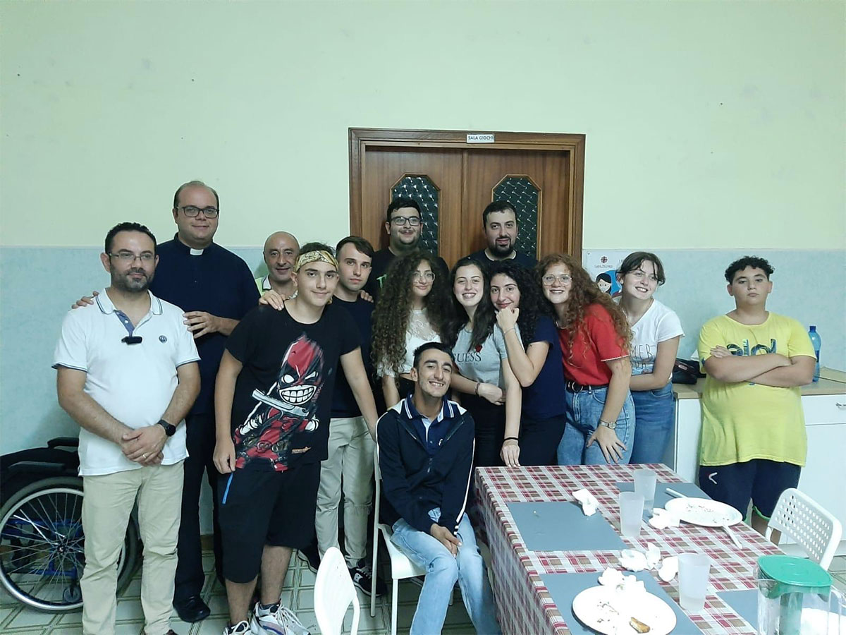 I giovanissimi della parrocchia di San Girolamo in cittanova prestano servzio alla mensa diocesana