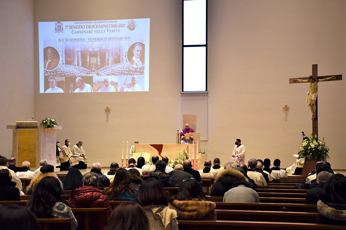 Il Sinodo entra nel vivo con la solenne Professione di fede e con la prima relazione dell’Instrumentum Laboris sulla Chiesa